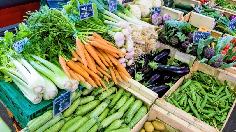 Auswahl an Gemüse auf einem Marktstand