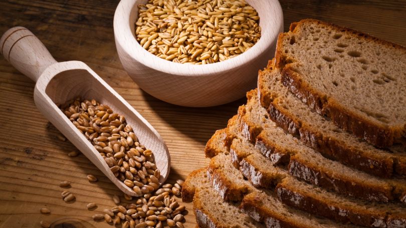 Mehrere Schnitten aus dunklem Brot liegen nebeneinander. Gesunde Ernährung.