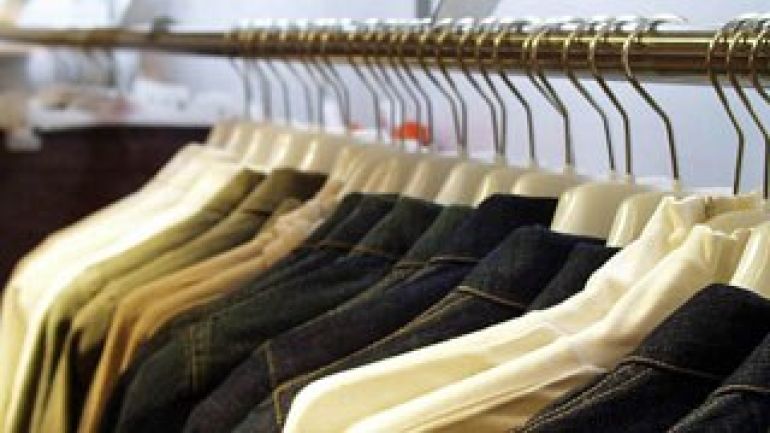 Kleiderstange mit Textilien auf Kleiderbügeln