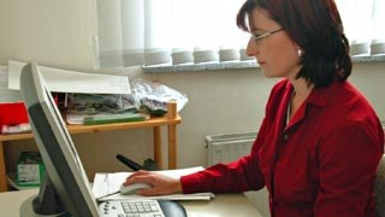 copyright: BilderBox.com Frau sitzt an einem Computer