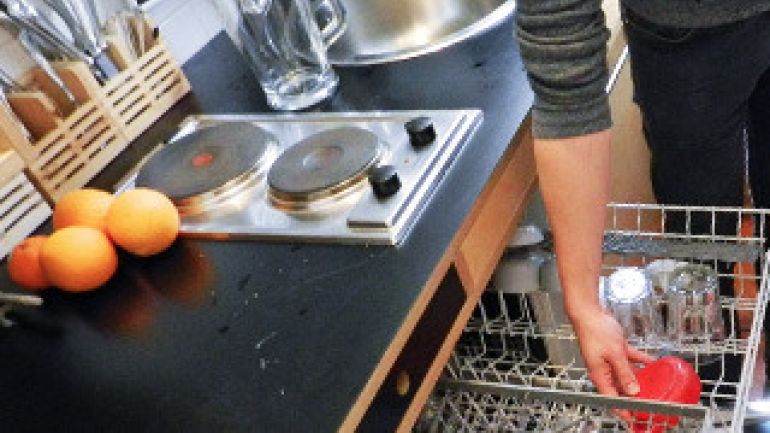 copyright: WH-D Küchenzeile mit geöffnetem Geschirrspüler