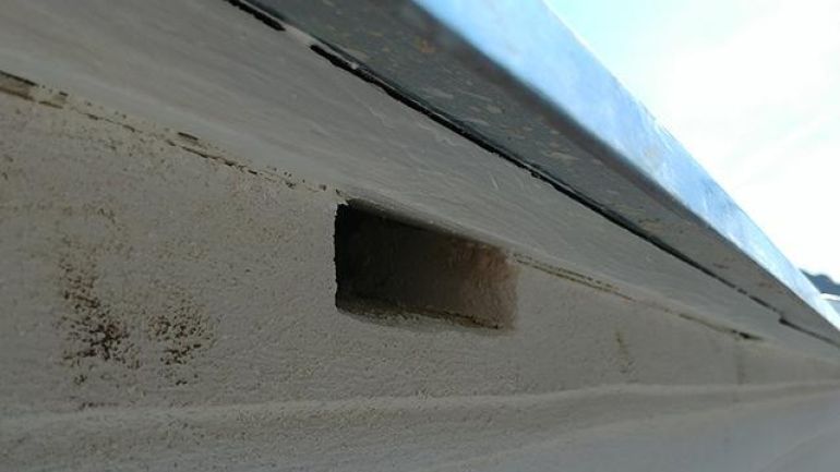 Wiederhergestellter Mauersegler-Brutplatz unter der Verblechung einer Dachtraufe eines Gebäudes