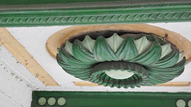 Zierelemente aus Blech am Otto-Wagner-Pavillon werden als Brutplatz genutzt.