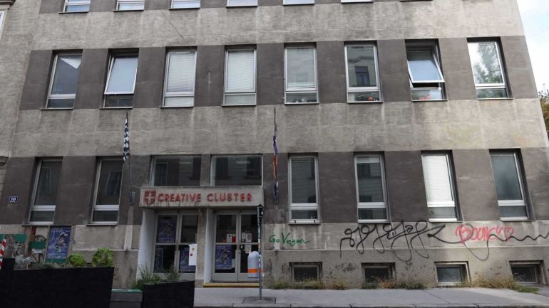 copyright: BV 5 Altes, graues Gebäude; über dem Eingang steht "Creative Cluster"