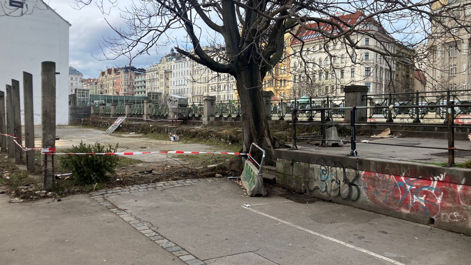 copyright: Stadt Wien/Christian Fürthner Betonplatz mit wenig Grün, Graffities und Müll