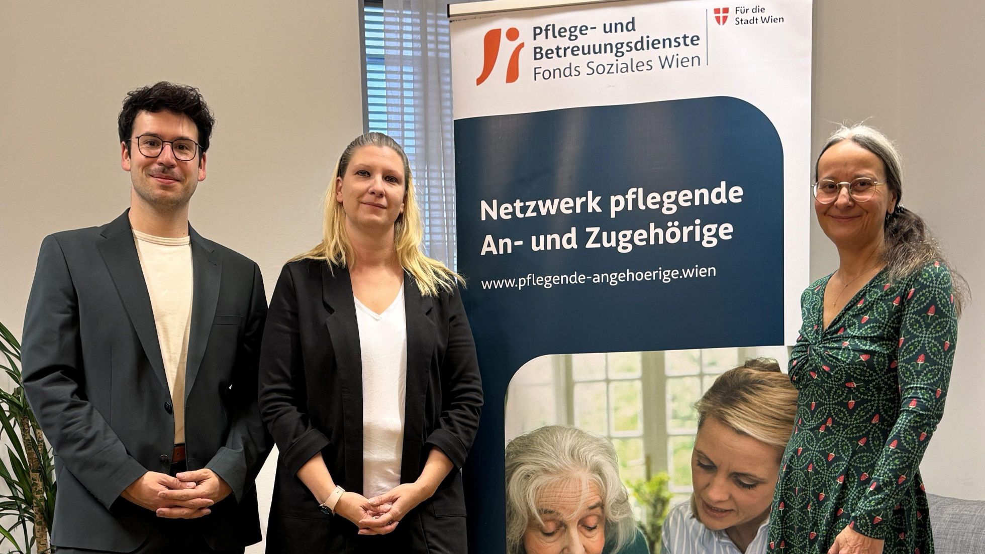 copyright: BV 5 3 Personen stehen vor Banner des Fonds Soziales Wien