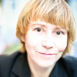 Portrait von einer Frau mit kurzen blonden Haaren
