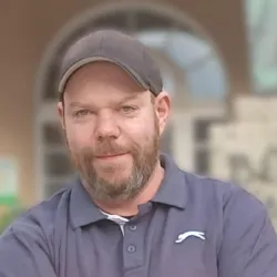 Portrait von einem Mann mit Kappe und braunem Bart