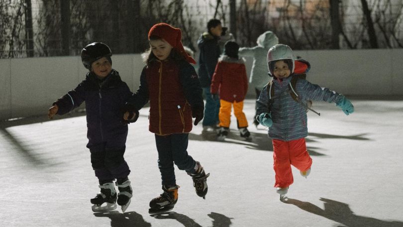 Kinder beim Eislaufen