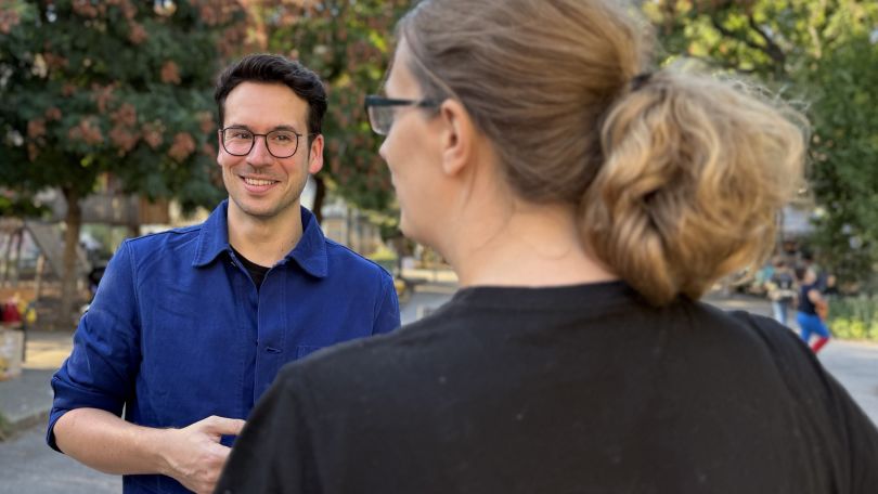 BV Luxenberger mit einer Frau im Gespäch
