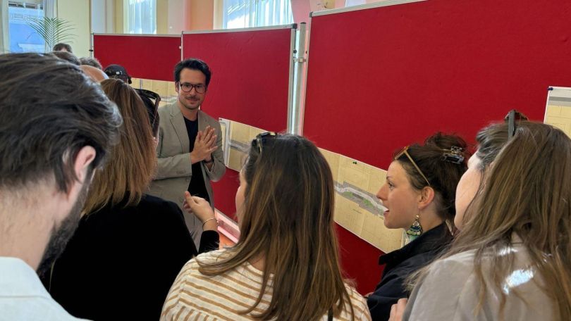 Bezirksvorsteher Michael Luxenberger im Gespräch mit jungen Menschen