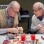 2 ältere Herren reparieren ein elektrisches Gerät