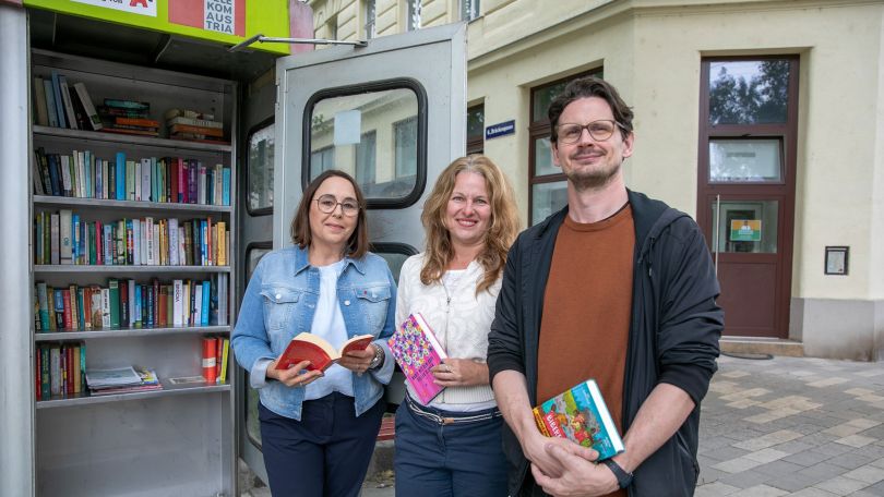 copyright: BV 6 Julia Lessacher, Annelies Larcher und Karl Lampret stehen vor dem Bücherschrank.
