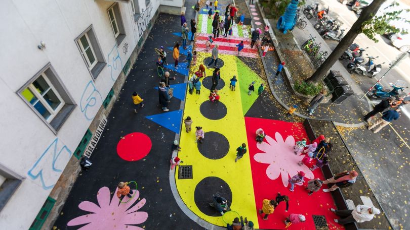 copyright: BV 6 Luftbild auf die neue Spielfläche mit bunten Asphalt-Bemalungen.