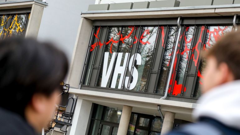 copyright: VHS / Christian Fürthner Außenbeklebung am neuen VHS-Standort am Sophienpark