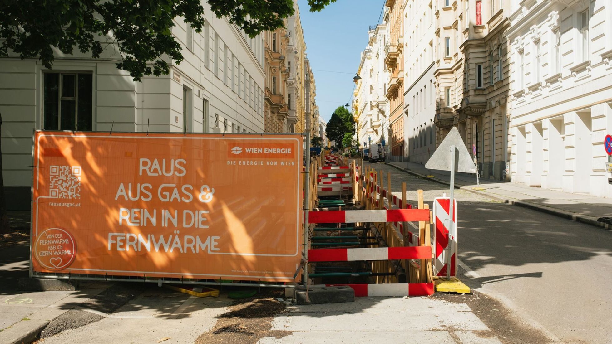 copyright: BV 6 Aufgegrabene Straße Banner "Raus aus Gas - rein in die Fernwärme", im Hintergrund typische Wiener Altbauten.