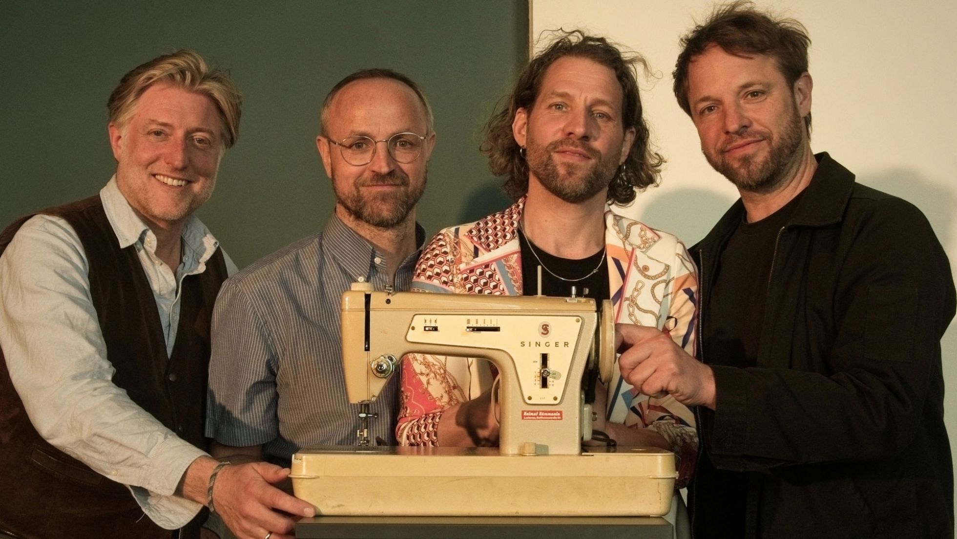 copyright: Bernahrd Breuer 4 Männer halten eine Nähmaschine