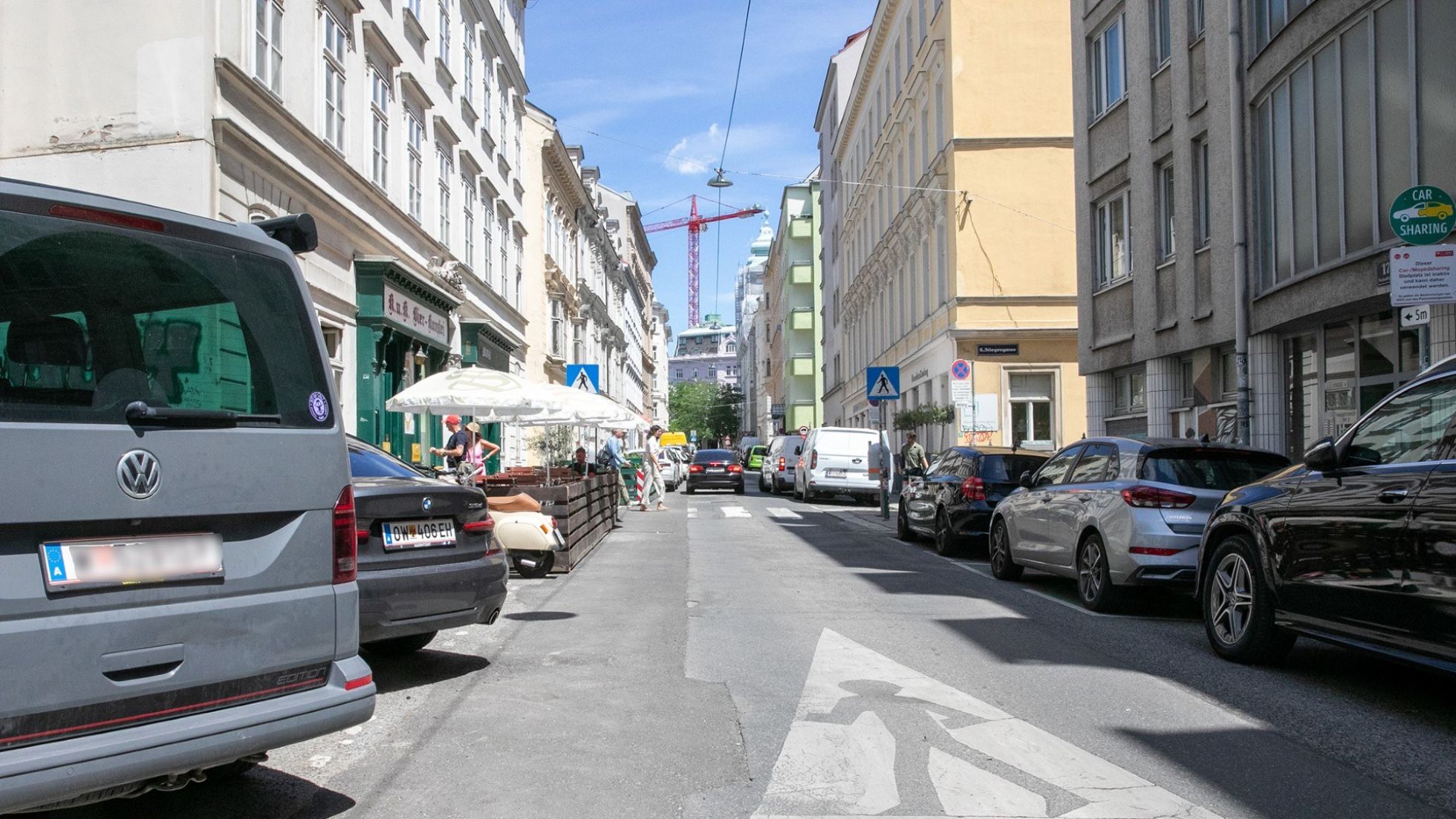 copyright: BV 6 Gasse, links und rechts parken viele Autos