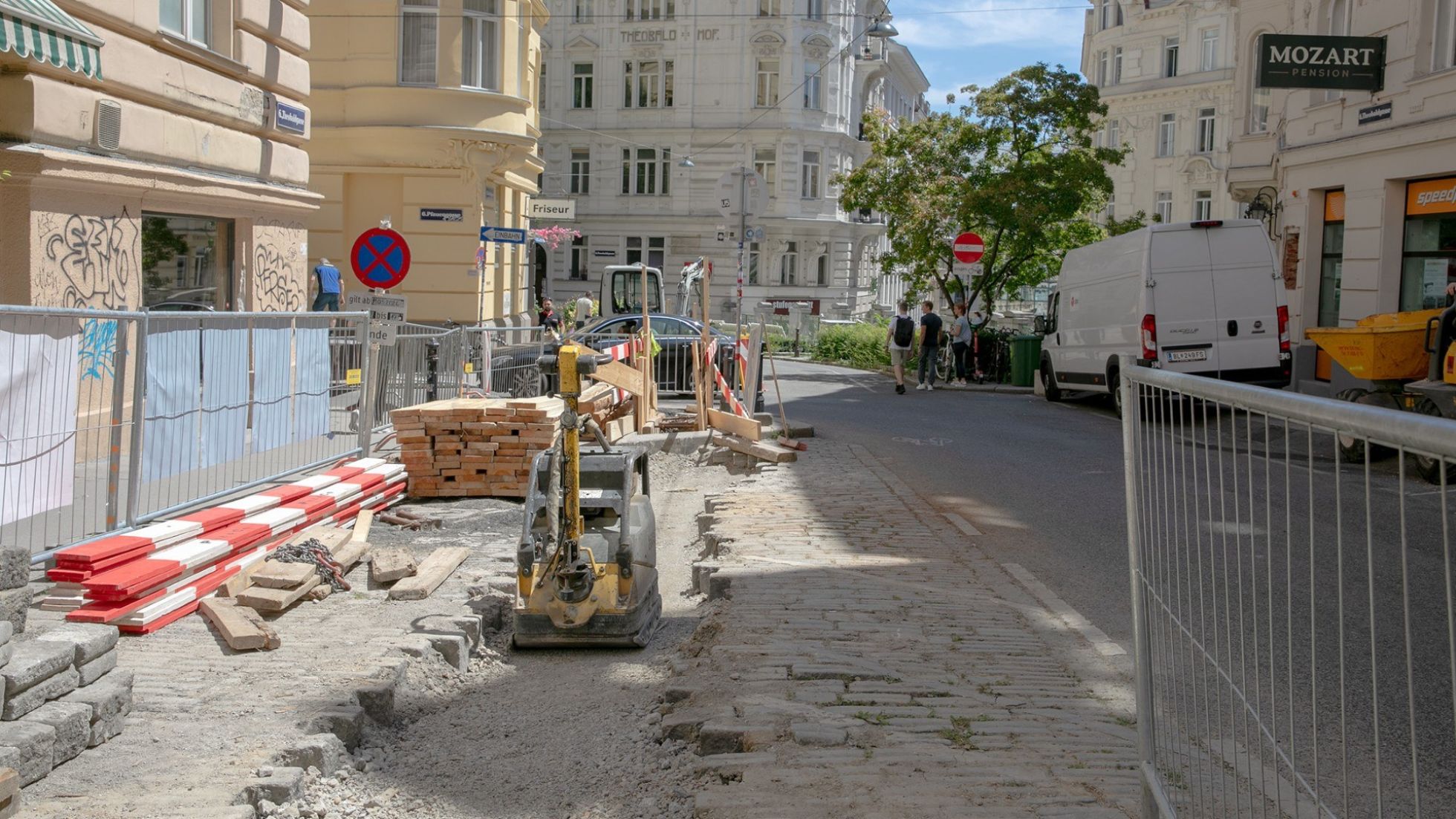 copyright: BV 6 Baustelle in einer Gasse zwischen Altbauten