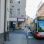 Bus der Linie 57A Richtung Burgring auf einer Straße zwischen Gebäuden