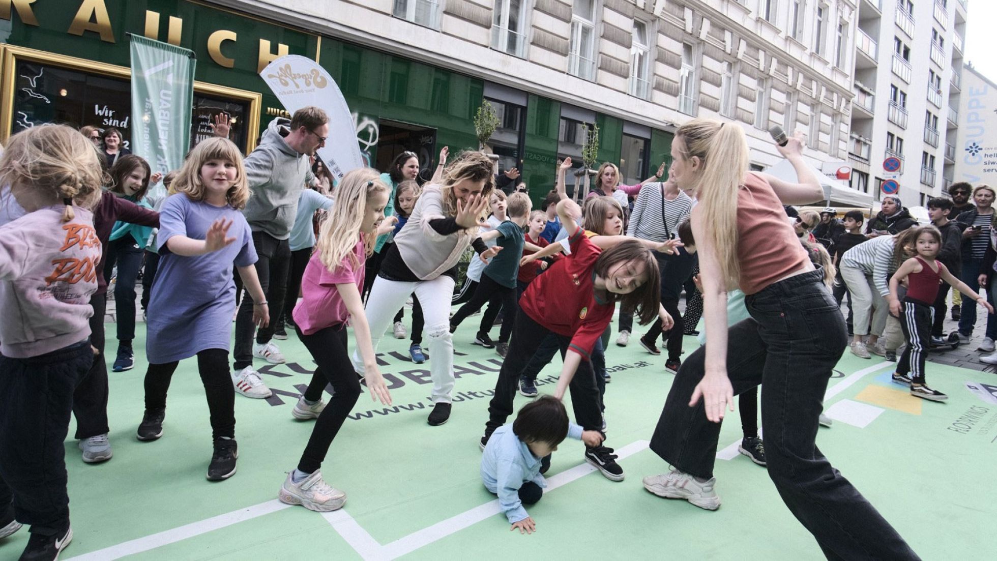 Kinder und Jugendliche beim freien Tanzen auf der Neubaugasse
