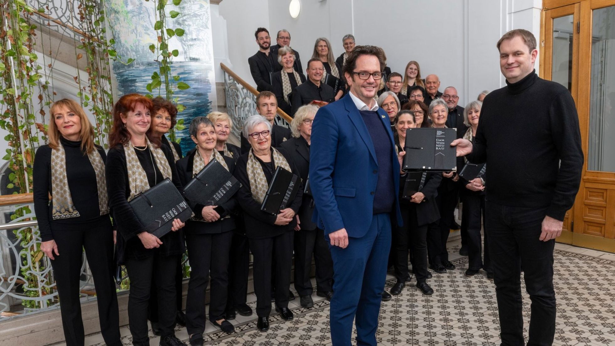 Chor versammelt sich im Stiegenhaus; im Vordergrund Markus Reiter