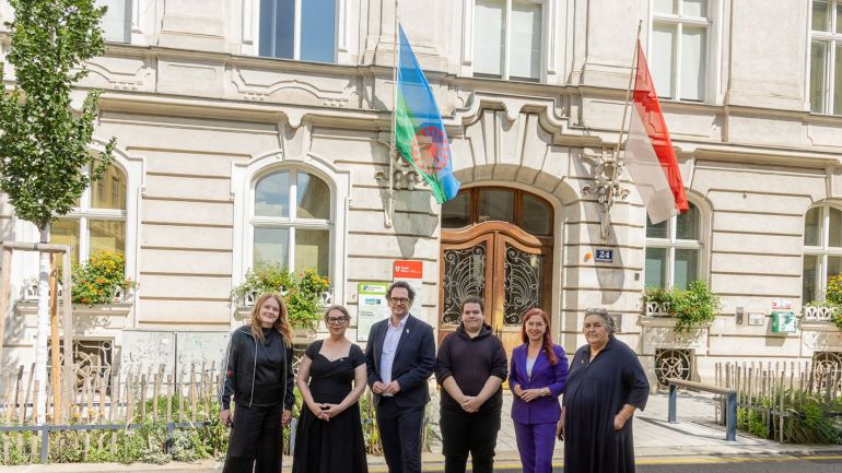 4 Frauen und 2 Männer stehen vor dem Amthaus. Am Amtshaus sind 2 Flaggen gehisst.