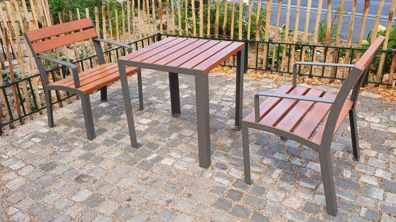 copyright: C.W. WH-D Eine Tisch-Bank-Kombination im öffentlichen Raum