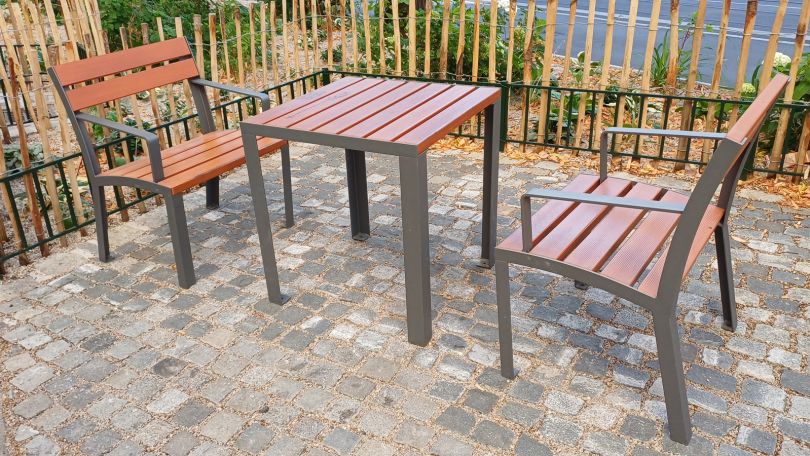 Eine Tisch-Bank-Kombination im öffentlichen Raum