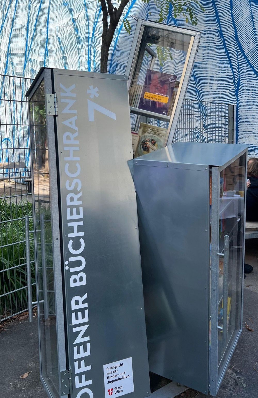 3-teiliger Bücherschrank aus Metall und Glas