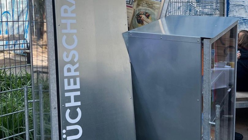 3-teiliger Bücherschrank aus Metall und Glas