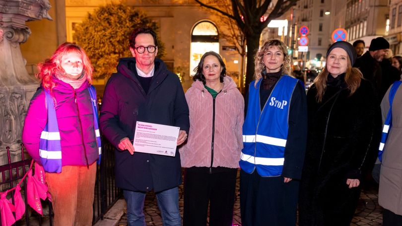 copyright: Lukas Fuchs 4 Frauen, davon 2 mit Warnwesten, ein Mann als zweiter von links im Bild hält einen Zettel in der Hand.