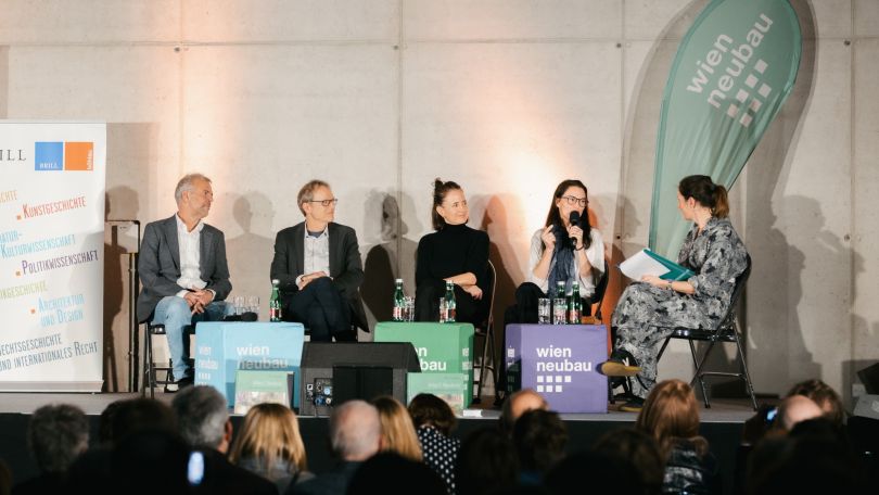 copyright: BV 7 3 Frauen und 2 Männer diskutieren vor Publikum.