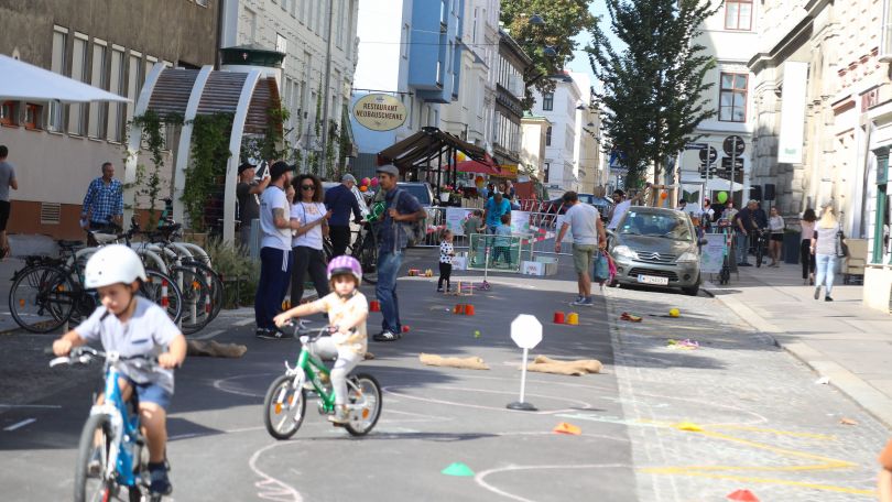 copyright: KOM/Christian Fürthner Kinder fahren Fahrrad auf der Straße und spielen