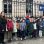 Gruppenfoto mit Kindern und dem Bezirksvorsteher vor der Schule Notre Dame in der Burggasse