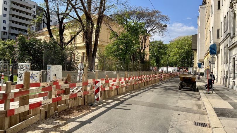 Straße mit Baustelle