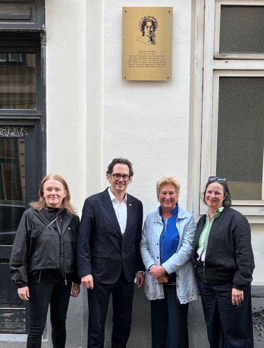copyright: BV 7 Bezirksvorsteher Markus Reiter mit 3 Frauen vor der Gedenktafel für Caroline Pichler
