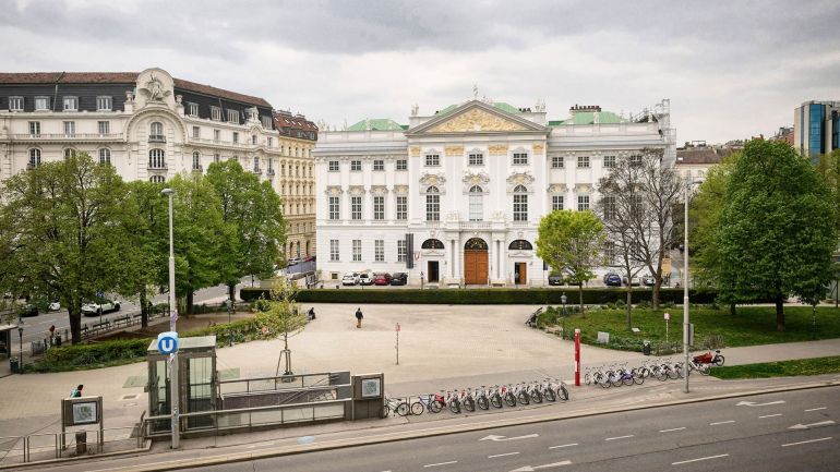 copyright: Johannes Zinner Kleine Parkanlage mit prunkvollem historischem Gebäude im Hintergrund
