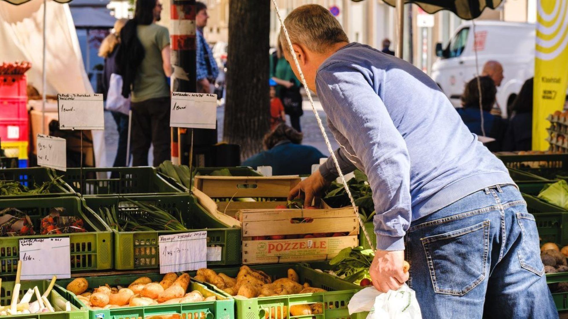 copyright: Lebendige Lerchenfelder Straße Mann kauft am Bauernmarkt ein