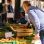 copyright: Lebendige Lerchenfelder Straße Mann kauft am Bauernmarkt ein