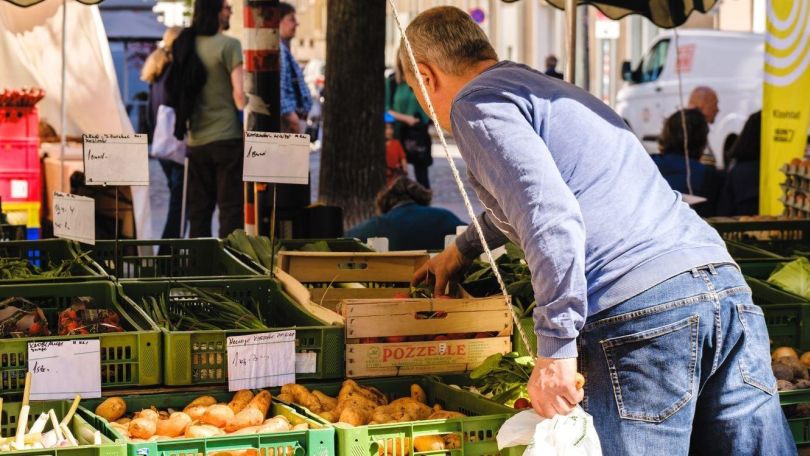 copyright: Lebendige Lerchenfelder Straße Mann kauft am Bauernmarkt ein