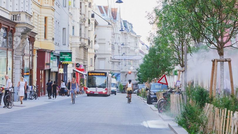 copyright: Eugenie Sophie Photography Straße mit grünen Beeten und Bäumen ohne motorisiertem Verkehr.