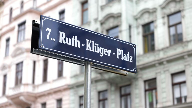 Straßenschild mit Text "Ruth-Klüger-Platz"