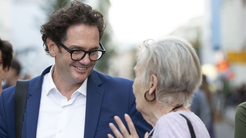 Bezirksvorsteher Marcus Reiter im Gespräch mit einer Person