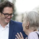 Bezirksvorsteher Marcus Reiter im Gespräch mit einer Person