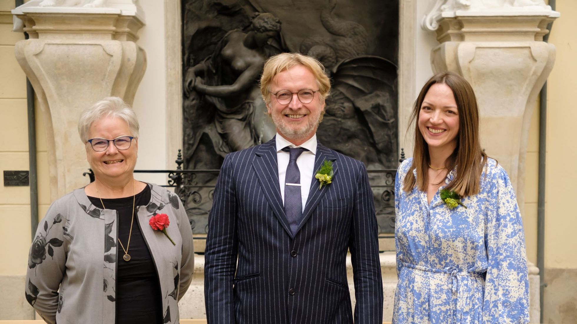 2 Frauen und 1 Mann lachen in die Kamera