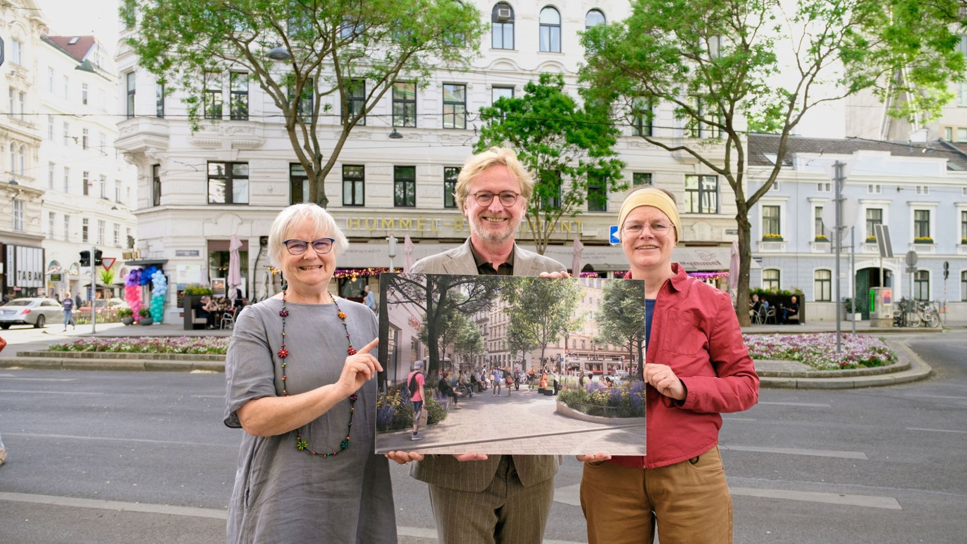 Eva Krennbauer (BV-Stellvertreterin, SPÖ), Martin Fabisch (Bezirksvorsteher, Grüne) und Petra Radeschnig (Bezirksrätin, KPÖ) am Josef-Matthias-Hauer-Platz
