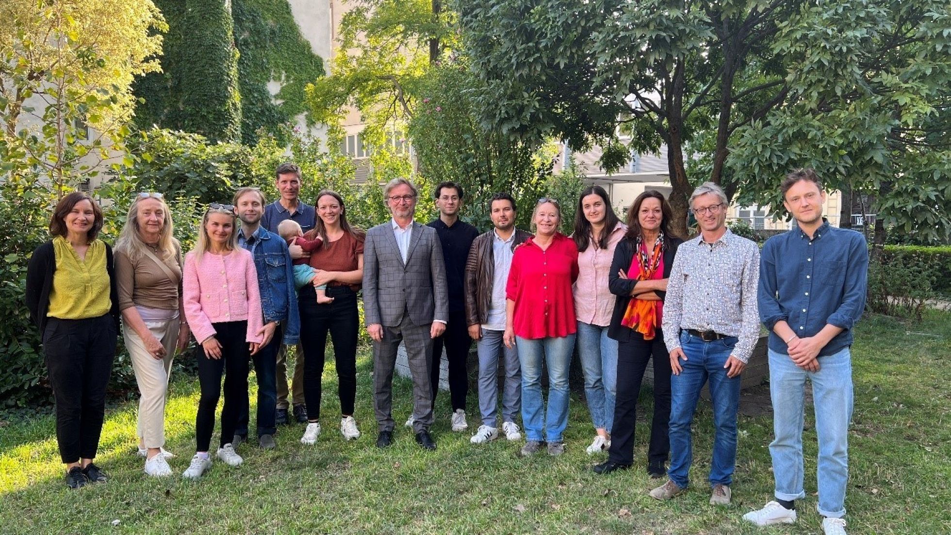 copyright: BV 8 Bezirksvorsteher Fabisch mit 13 Bezirksrät*innen in einem Park