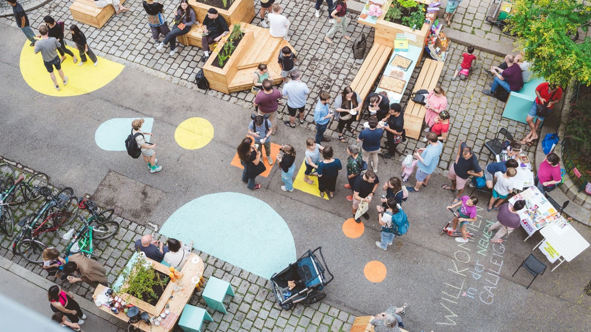 Bemalte Straße von oben mit Besuchern des Eröffnungsfests