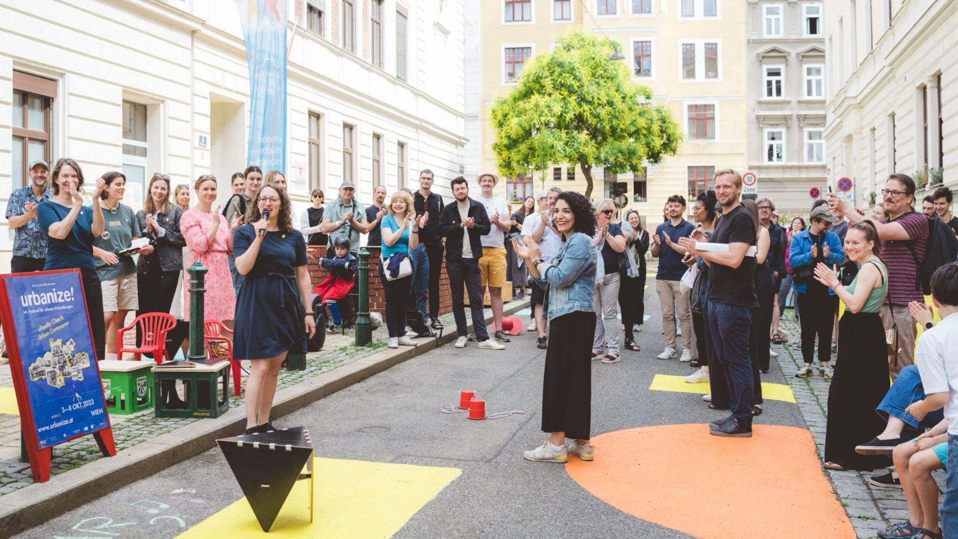 Besucher der Eröffnung auf einer bemalten Straße
